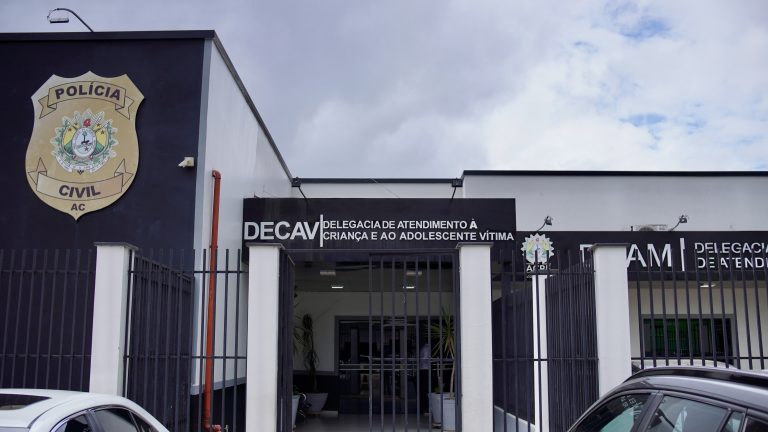 Influenciadora que relatou tentativa de homicídio solicitou medida protetiva contra ex-companheiro; polícia abriu inquérito