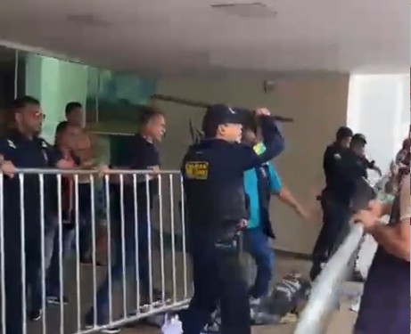 Vídeo: Manifestação por melhorias no transporte coletivo termina em confronto entre estudantes e policiais militares