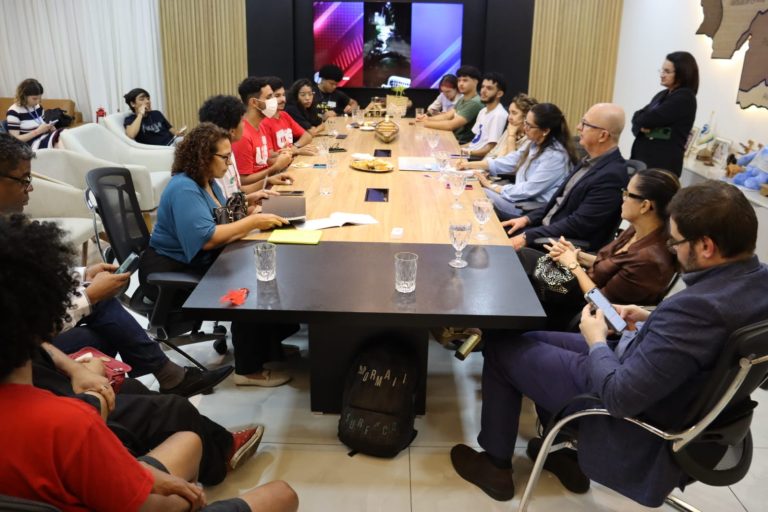 Após conflito com PM durante manifestação, estudantes são recebidos por representantes do TCE e do MPAC