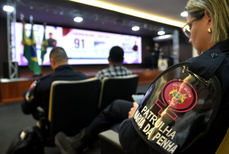 Policiais militares do Acre participam de palestra sobre o papel dos homens no combate à violência doméstica e proteção à mulher