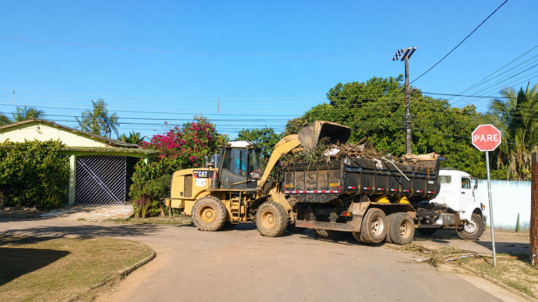 Prefeitura nas Ruas: mais de 200 toneladas de entulho são retiradas durante mutirão de limpeza na Baixada da Sobral