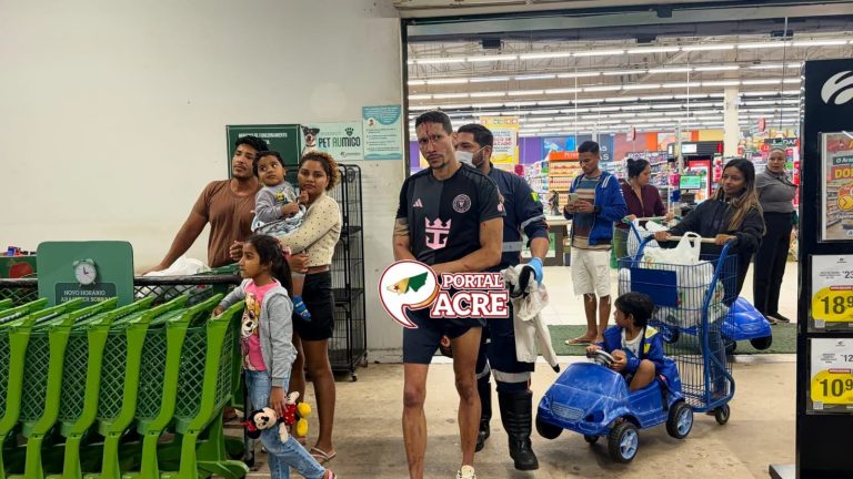 Homem é agredido por criminosos e escapa dentro de supermercado