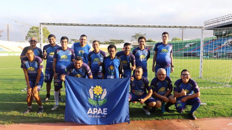 Antes do apito, inclusão entra em campo no Tonicão e alunos da APAE participam da abertura do Acreano da Série B