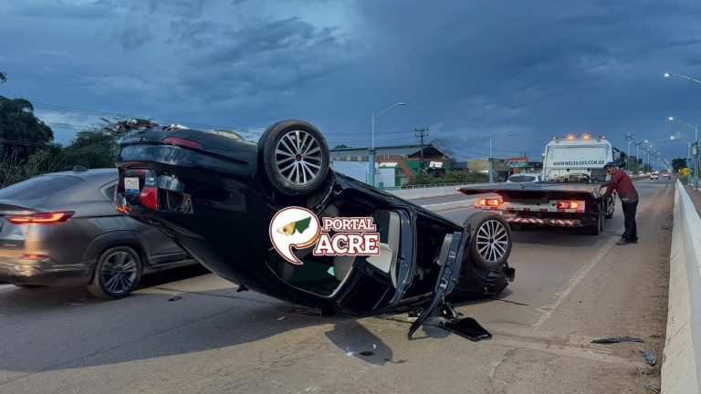 Jetta capota sobre ponte após motorista se distrair com celular em Rio Branco
