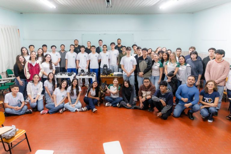 Equipe da Denarc leva rotina da Polícia Civil a estudantes e apresenta cadela farejadora em escola de Rio Branco