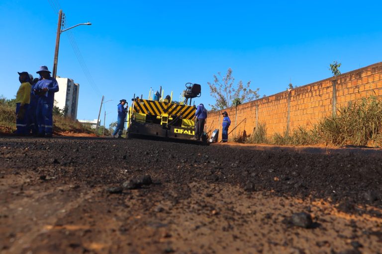 Prefeitura acompanha pavimentação da Rua Buriti e destaca melhoria na mobilidade urbana