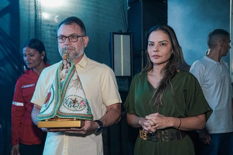 Prefeito de Rio Branco conduz imagem de Nossa Senhora durante a Noite Católica da Expoacre