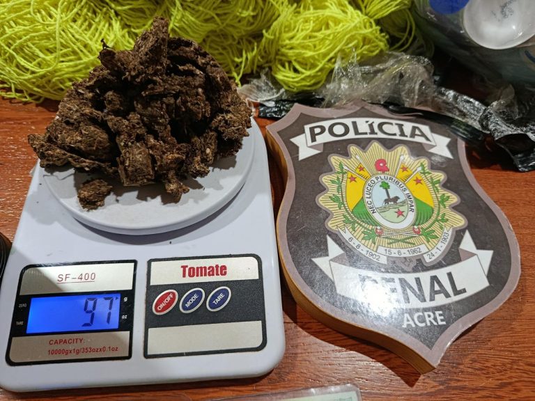 Duas pessoas que iam levar drogas e tabaco para o presídio são presas