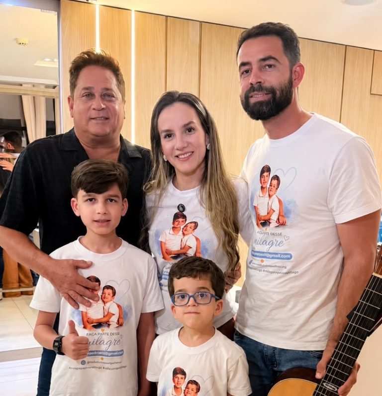 Leonardo abraça campanha de Pedro e Tiago no Acre e autografa violão que será leiloado para arrecadar recursos