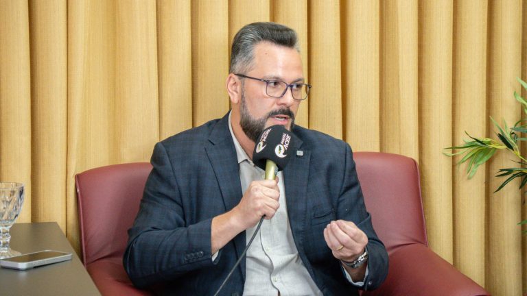 Alan Rick propõe reestruturação do sistema de saúde durante sabatina eleitoral do Portal Acre