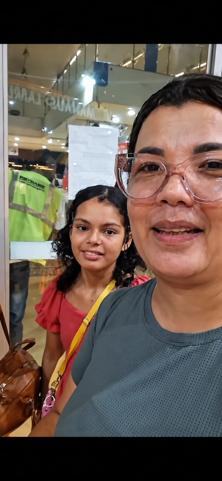 Após semanas de internação, Maria deixa o Acre com a mãe e vai seguir tratamento em Manaus