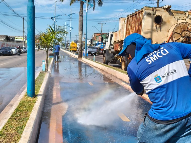 Prefeitura de Rio Branco intensifica ações de limpeza urbana por meio do Programa Prefeitura nas Ruas