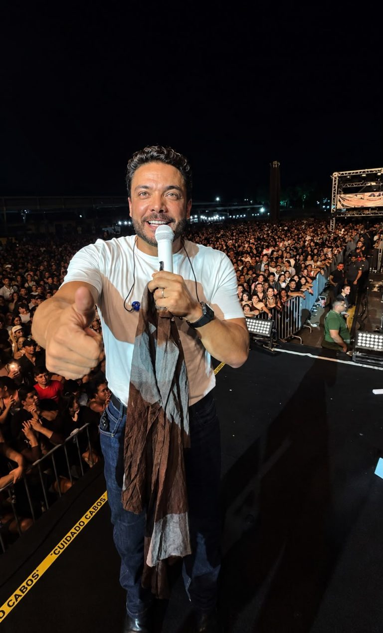 Wesley Safadão adere à campanha de Pedro e Tiago, doa camisa para leilão e incentiva doações durante show na Expoacre