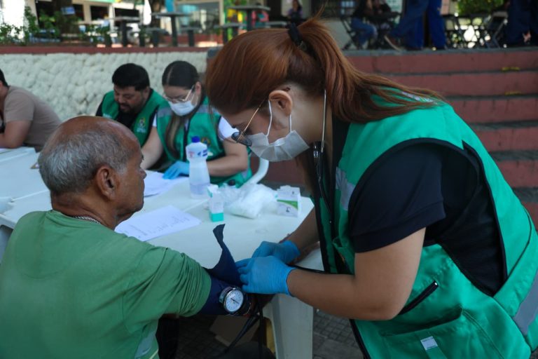 SEASDH promove ação integrada de atendimento à população em situação de rua na Praça Povos da Floresta