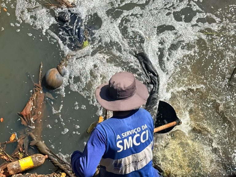 Prefeitura retira 25 toneladas de lixo no primeiro dia de limpeza do Igarapé Batista