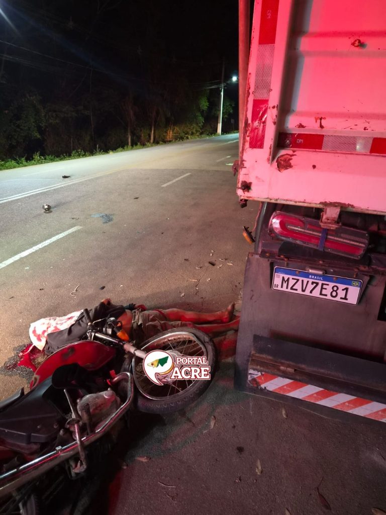 Homem de 50 anos morre após motocicleta atingir traseira de carreta em Rio Branco