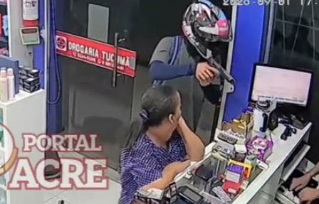 Câmera de segurança flagra bandido apontando arma para funcionárias e assaltando drogaria no Tucumã nesta terça-feira