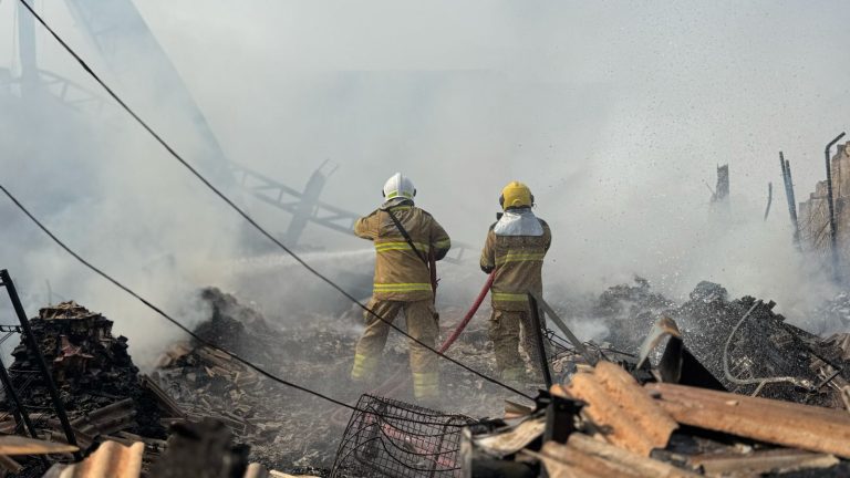 Imagens mostram Corpo de Bombeiros combatendo incêndio em comércio da Sobral