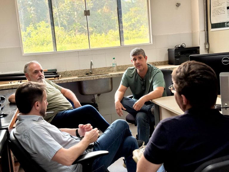 Luís Tchê visita laboratório da Ufac e acompanha andamento de projetos científicos 