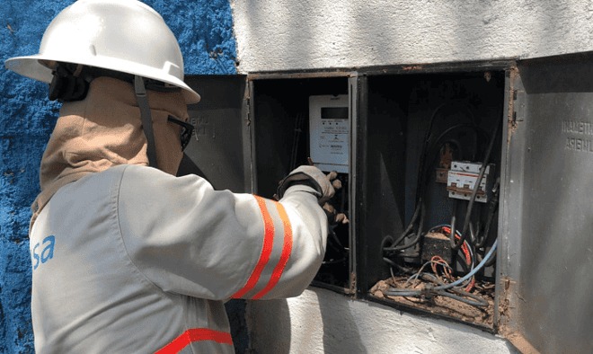 Energisa é multada em R$ 5 mil por cortar luz de consumidor com conta paga