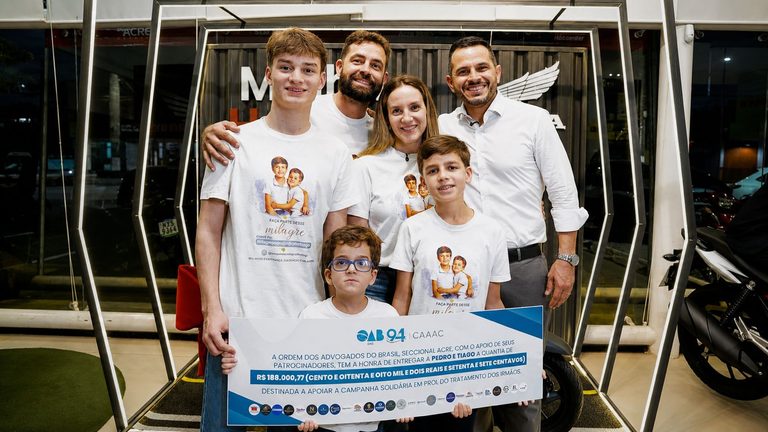 OAB/AC arrecada quase R$ 200 mil em campanha solidária e entrega moto ao ganhador e cheque simbólico à família de Pedro e Tiago