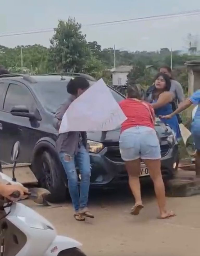 Vídeo: Protesto de familiares de reeducandos trava ponte e quase termina em atropelamento em Sena