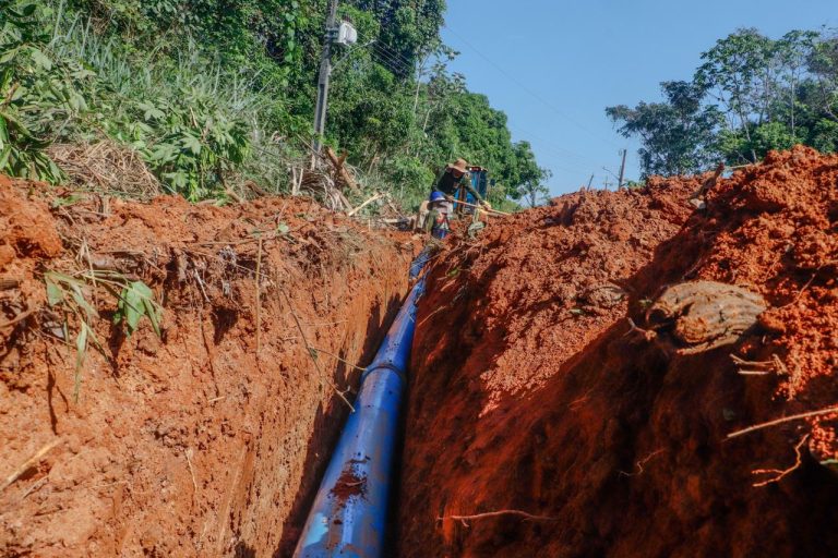 Mais de 900 famílias da Estrada Aquiles Peret são beneficiadas com uma nova rede de abastecimento de água