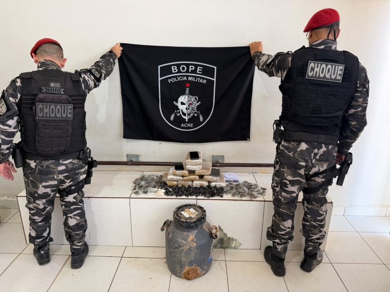 BOPE localiza drogas em quintal no Wanderley Dantas