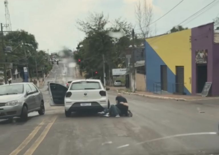 Dois homens são flagrados trocando socos em via pública de Rio Branco