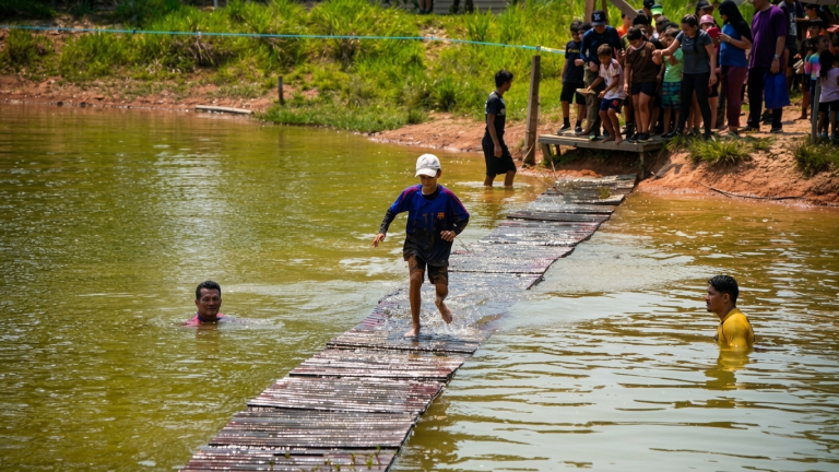 Escola de Rio Branco celebra o Dia das Crianças com imersão na natureza, trilha ecológica e brincadeiras tradicionais