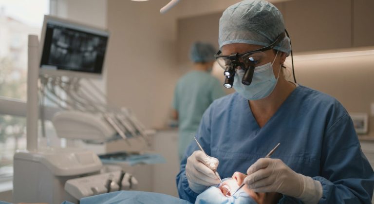 Paciente será indenizada por problemas em tratamento odontológico com implantes e próteses