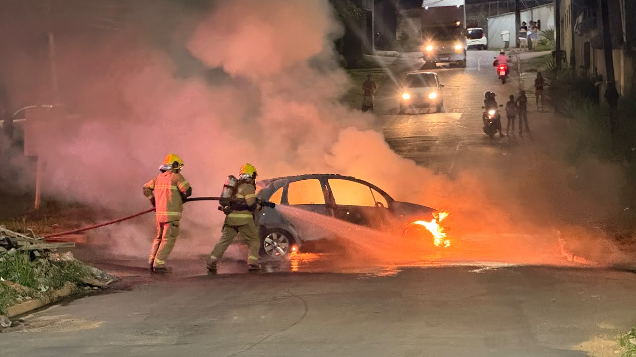 Fique por dentro: Carro pega fogo próximo à Uninorte, em Rio Branco; bombeiros controlam as chamas