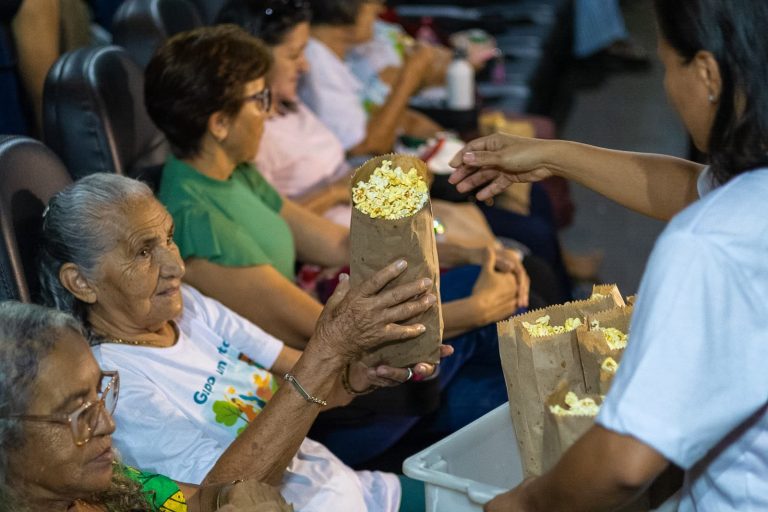Prefeitura de Rio Branco promove dia especial no cinema para idosos da rede municipal de saúde