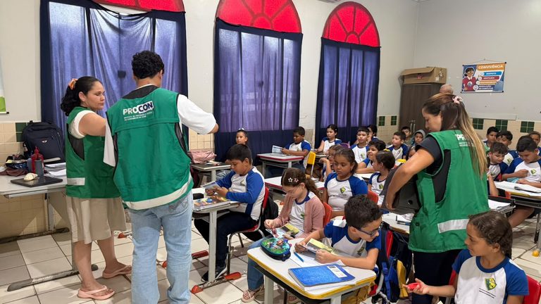 Procon orienta estudantes sobre consumo consciente em escola de Brasileia