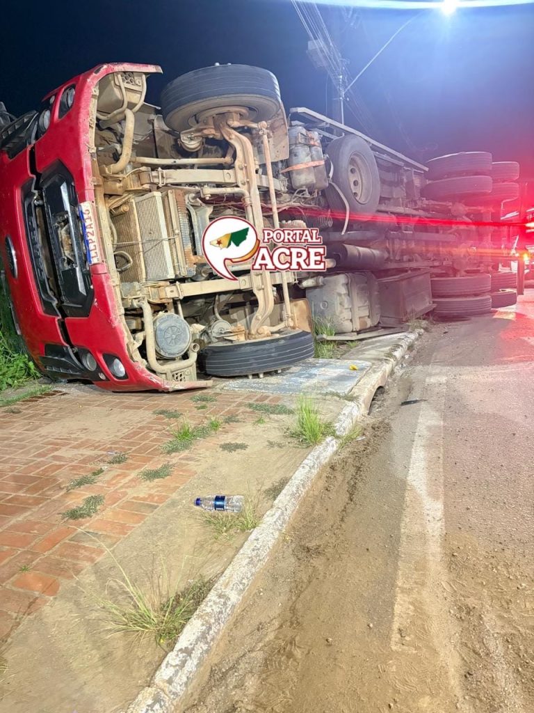 Carreta tomba na Via Chico Mendes; motorista havia consumido álcool