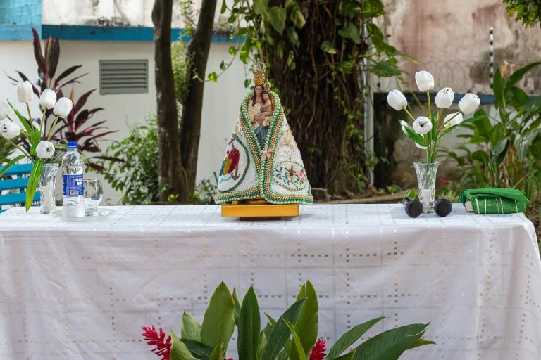 Prefeitura de Rio Branco recebe imagem de Nossa Senhora de Nazaré em preparação para o Círio