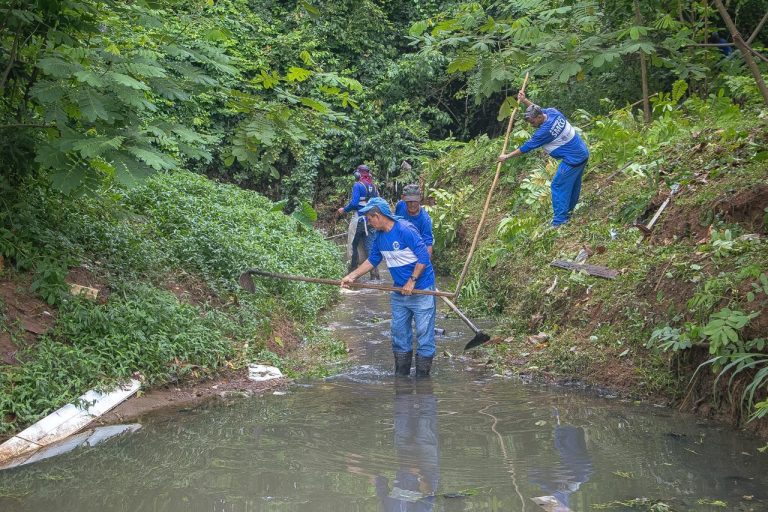 Prefeitura intensifica limpeza do Igarapé Fundo por meio do programa Cuidar Rio Branco