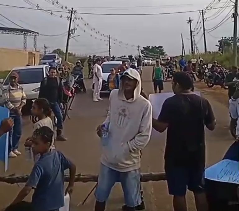 “Estrada do Mutum pede socorro!” Moradores fecham estrada de Porto Acre em protesto por melhorias