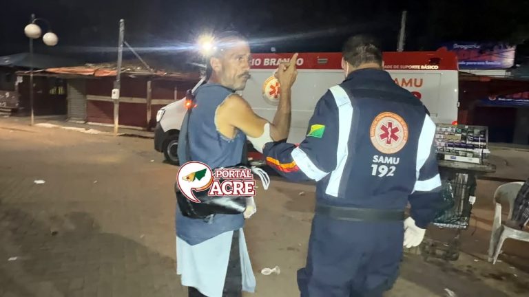 Homem leva golpe de ripa na cabeça, reage e mulher fica ferida durante briga no centro